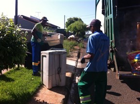 ‘Bota Fora’ recolhe entulhos e móveis na região do Jardim Olímpico neste fim de semana, em Maringá